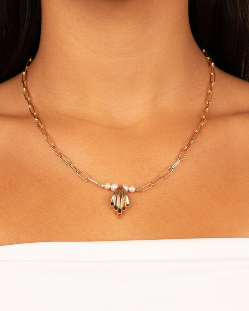 Chérie Pearl Shell Pendant Necklace